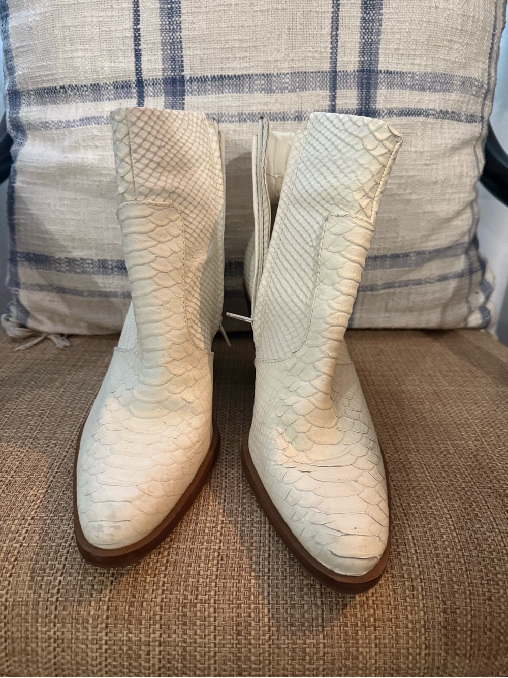 Gianni BiniWomen's Cream Textured Western Ankle Boots